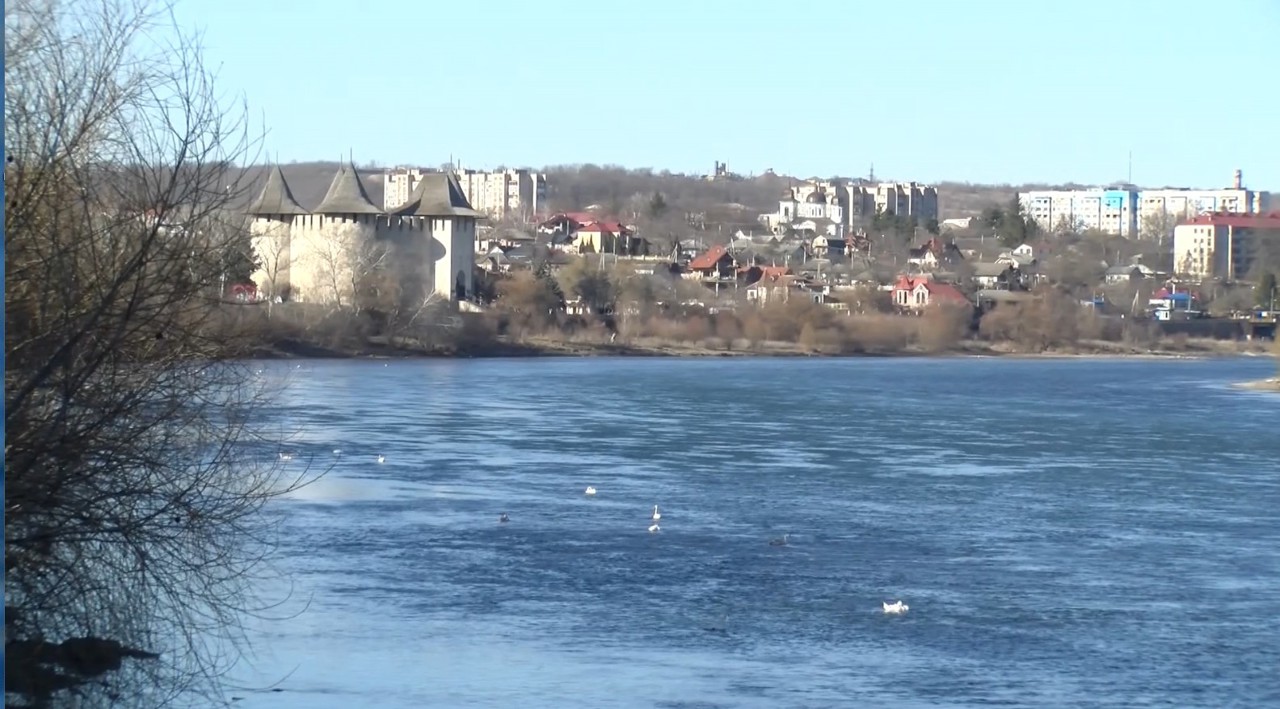 Petele de ulei de pe fluviul Nistru au ajuns la Soroca, pomparea apei, oprită: „Populația nu este în pericol, rezerve sunt suficiente”  