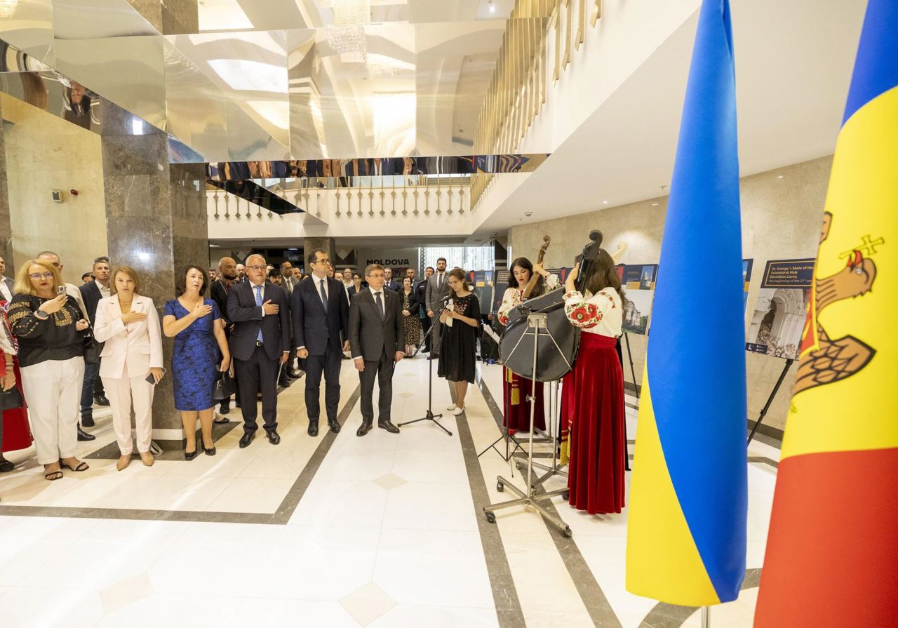  „Nu este doar un război pentru teritorii”: Lăcașurile de cult distruse în Ucraina, prezentate într-o expoziție la Parlamentul R. Moldova