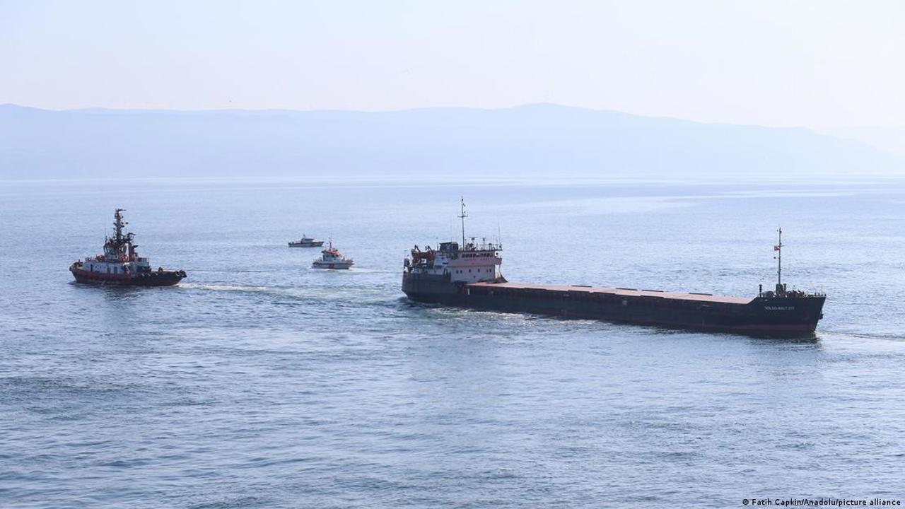 Cargou rusesc scufundat în Marea Azov: Sunt morți și dispăruți