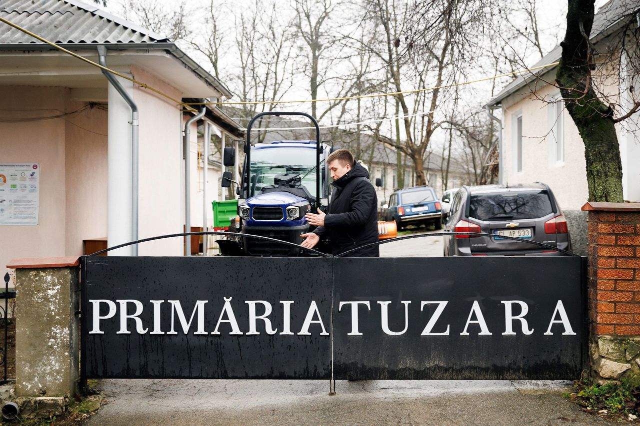 Mayor from Moldova volunteers to clear villagers’ gardens after work