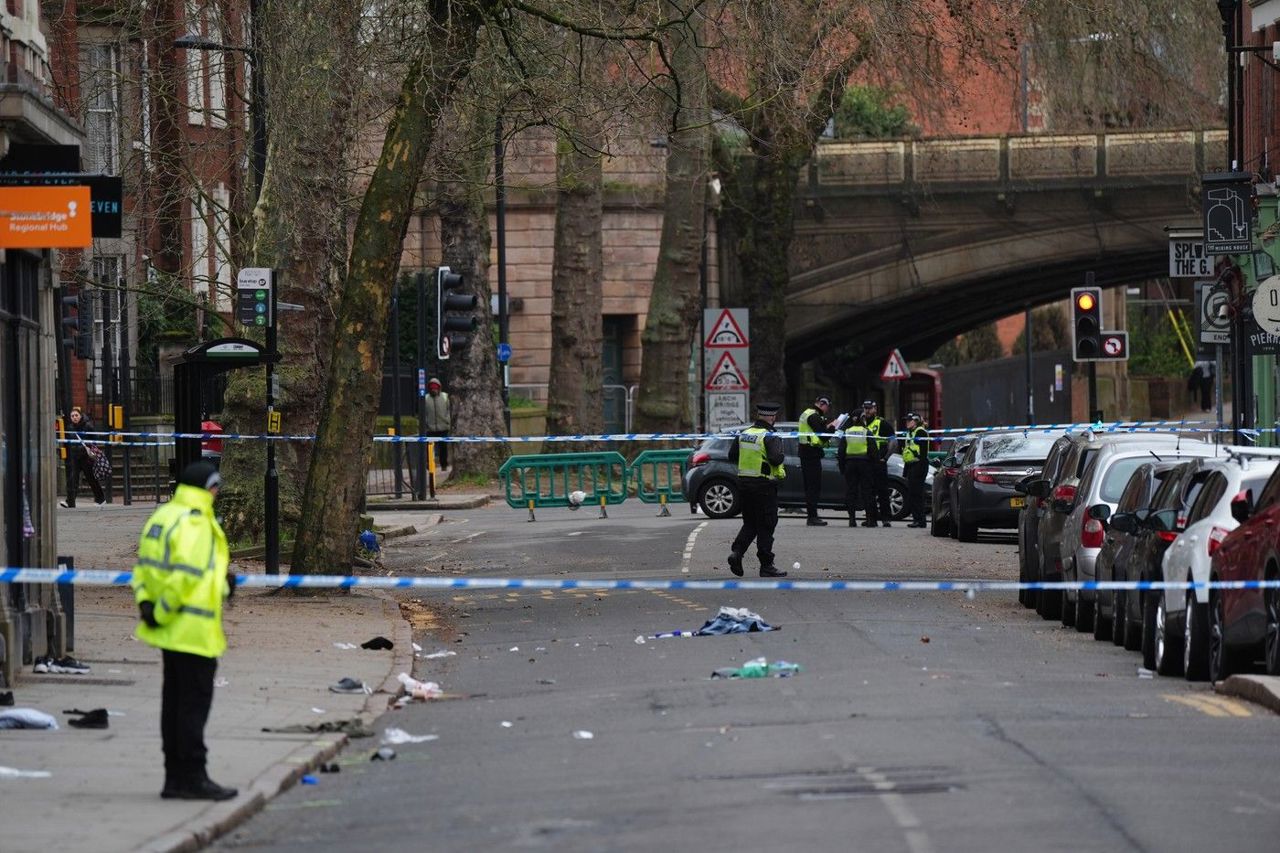 O mașină a lovit mai mulți pietoni într-un oraș din Marea Britanie. Șoferul a fost arestat