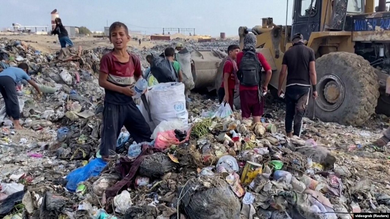 Situația umanitară din Gaza, din ce în ce mai gravă. Copiii caută mâncare în gunoaie