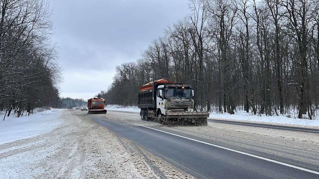 Toate drumurile sunt practicabile, iar circulația se desfășoară în condiții de iarnă. Drumarii vor interveni și la noapte 