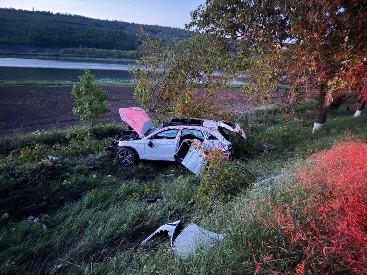 Hâncești | Un tânăr de 21 de ani a decedat, după ce mașina în care se afla s-a izbit într-un copac. Șoferul, reținut 