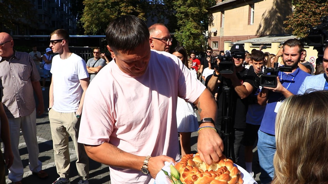 Oleksandr Usik se află în R. Moldova: boxerul ucrainean, întâmpinat cu pâine și sare la Centrul Sportiv de Pregătire a Loturilor Naționale din capitală