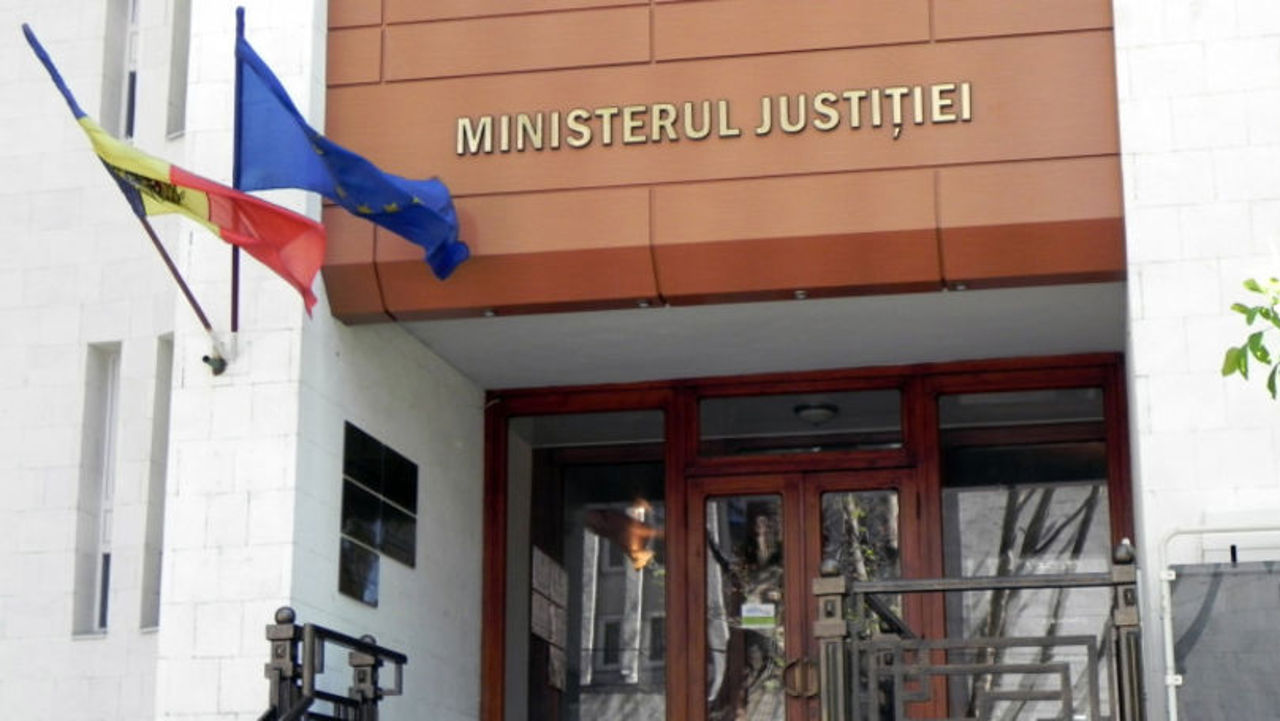 Un fost funcționar de la Ministerul Justiției va ajunge pe banca acuzaților pentru trafic de influență