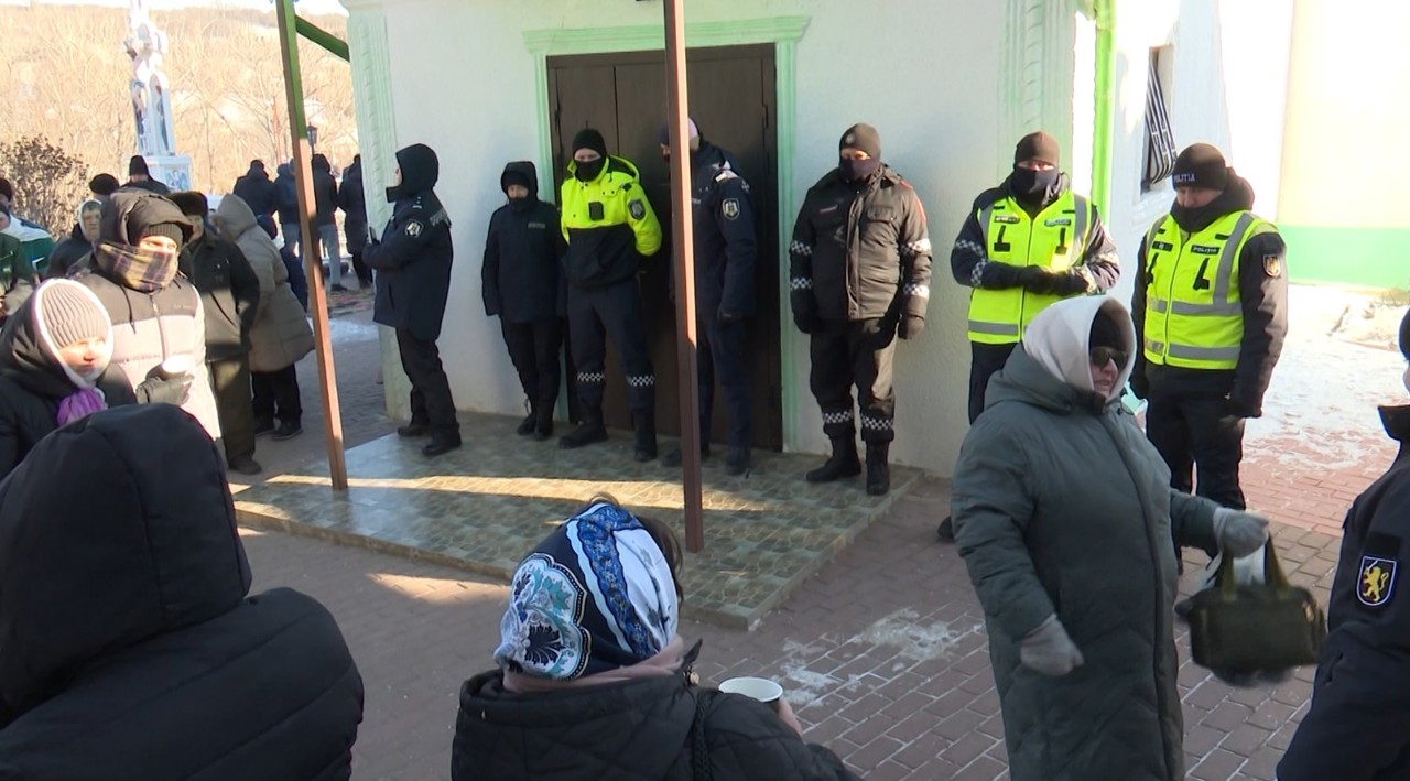 Tensiuni la biserica din Dereneu. Localnicii care contestă preotul de la Mitropolia Basarabiei au vrut să intre cu forța în biserică