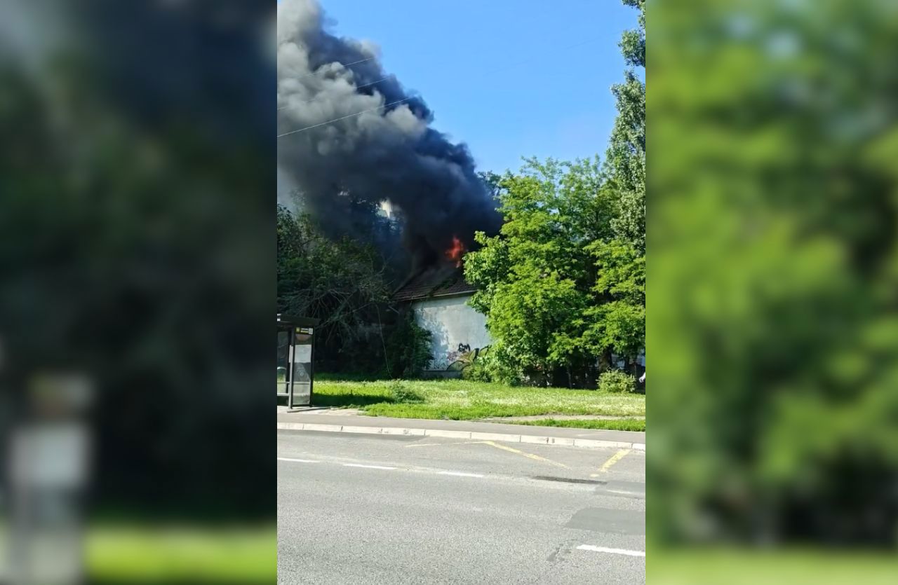 В центре Кишинева загорелось заброшенное здание