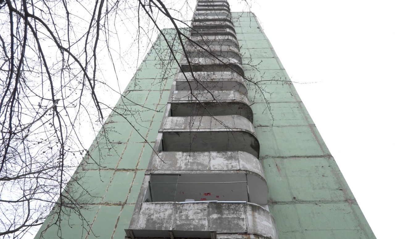 Balcon prăbușit într-un bloc de locuințe din capitală. Locatari: „Blocul e lăsat în voia sorții” 