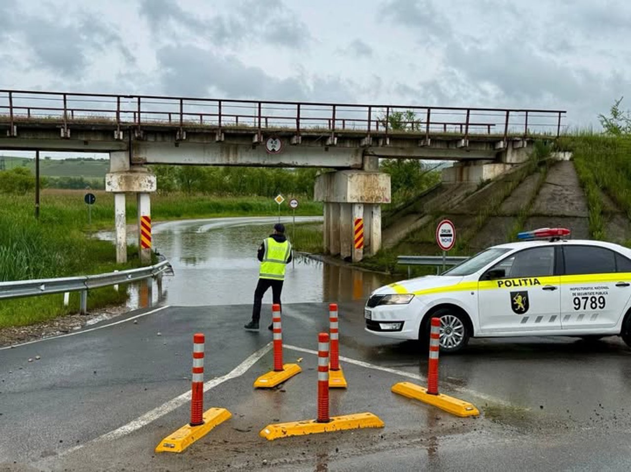 Circulație închisă sub podul din Strășeni: Zona este inundată