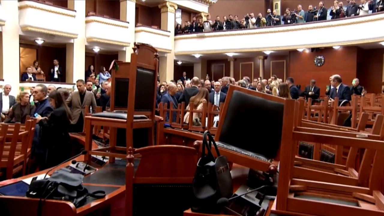 Scandal și îmbrânceli în Parlamentul Albaniei, pe fondul protestelor antiguvernamentale  