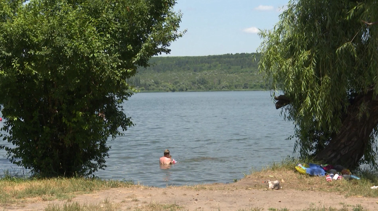 Plaja din Vatra, neîncăpătoare în weekend: Vizitatorii ignoră interdicția de scăldat în lacul Ghidighici