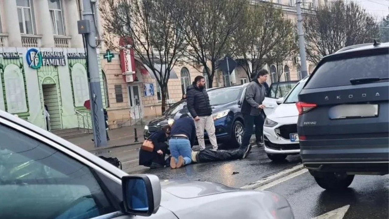 Pietonii, în pericol pe drumurile ude și slab iluminate. Apelul Poliției