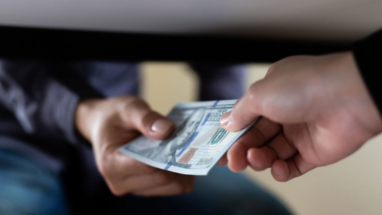 A amenințat un bărbat cu un dosar penal și i-a luat bani. Falsul polițist, condamnat la opt ani de închisoare