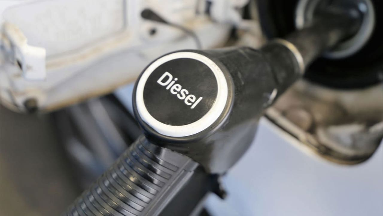 Dacă presiunile internaționale se mențin, motorina s-ar putea scumpi cu încă 2-3 lei, avertizează ANRE