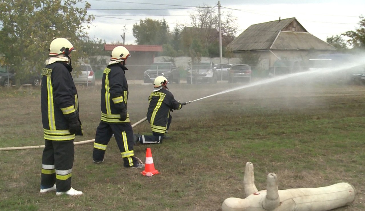 Moldova: Unpaid volunteer firefighters show professional skill at annual festival