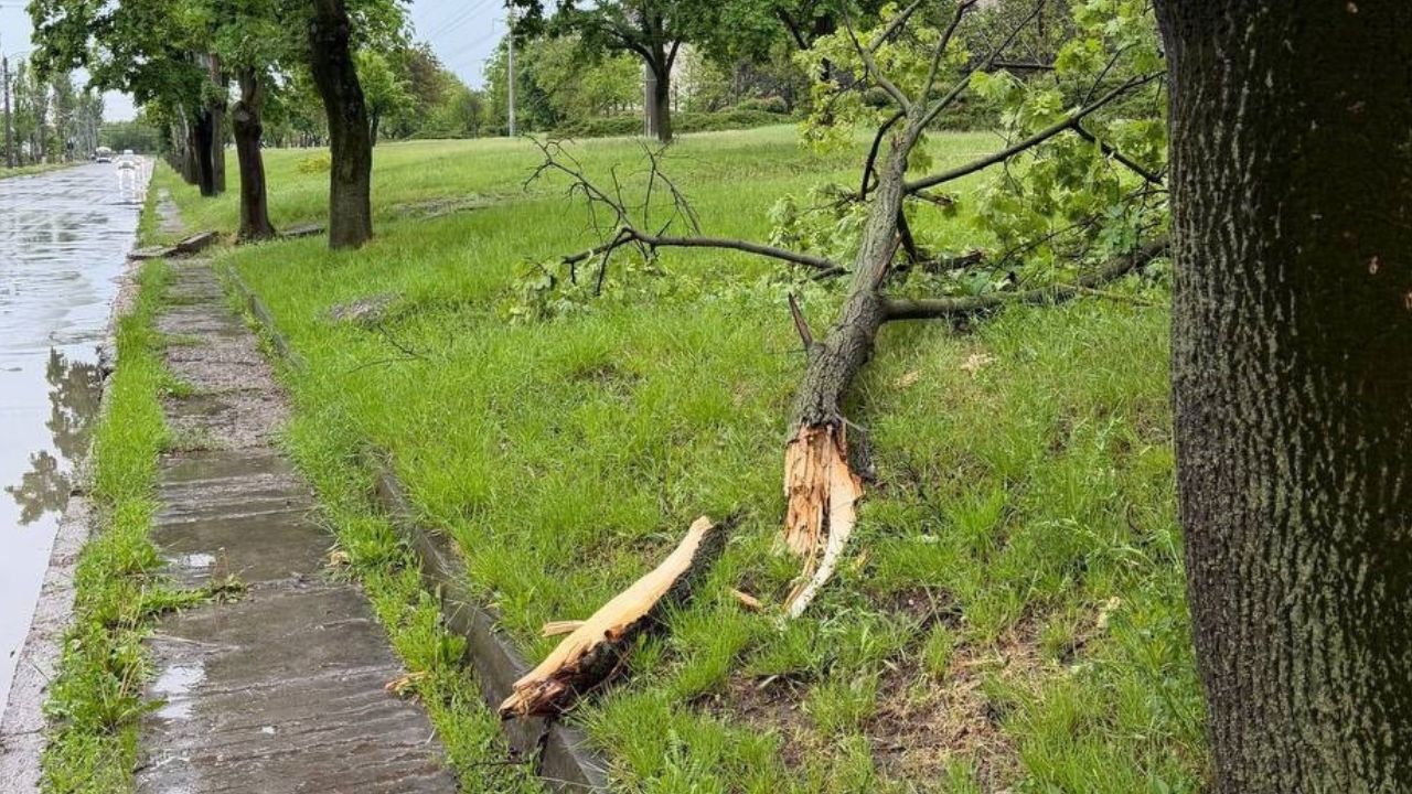 Salvatorii, mobilizați după ploile puternice din 21 mai: Intervenții de urgență pentru deblocarea drumurilor și evacuarea apei