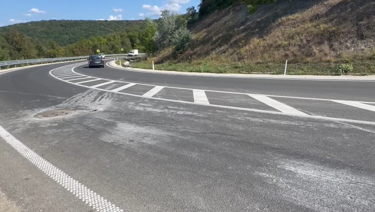 Fisuri pe drumul Hâncești-Lăpușna, aflat în proces de reabilitare. AND a trimis specialiști la fața locului