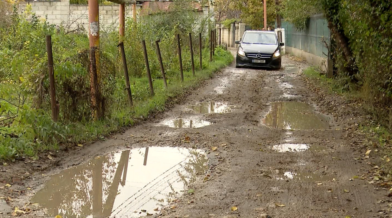 Strada Roșiori din Chișinău, uitată de autorități: Gropi, noroi și gospodării amenințate de ape