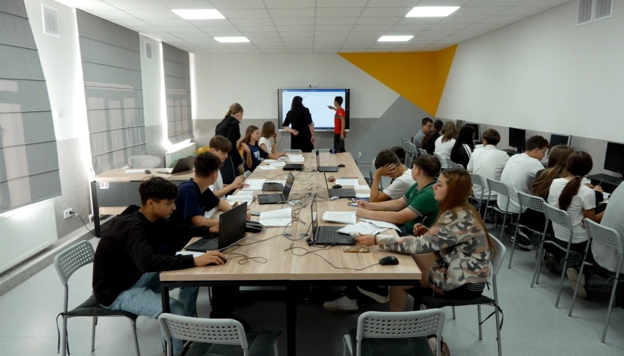 La gimnaziul din Drăsliceni, orele arată acum altfel: Elevii au tablă interactivă, internet și echipamente pentru robotică