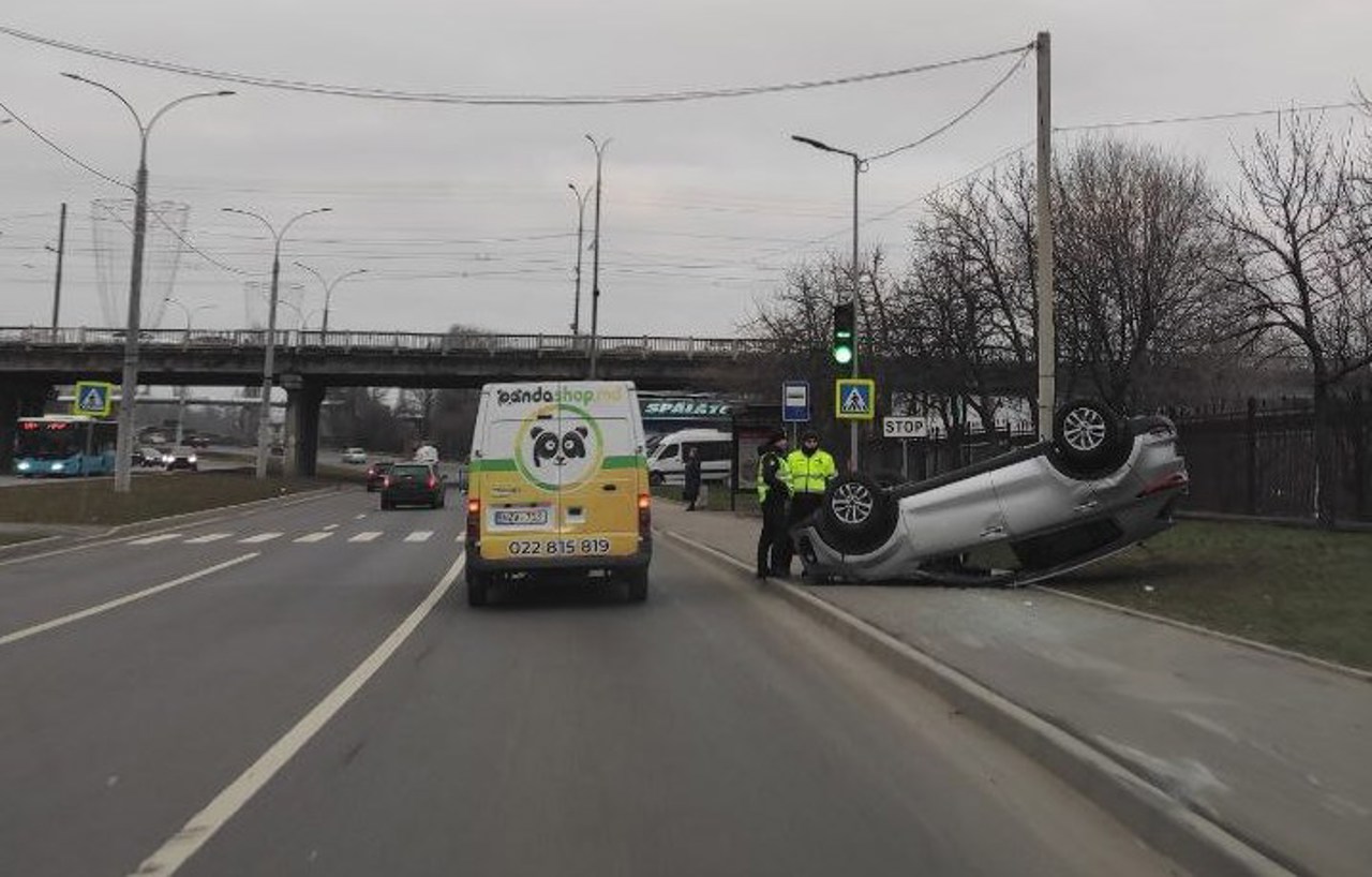 Accident in Chisinau. One car overturned and the other was damaged