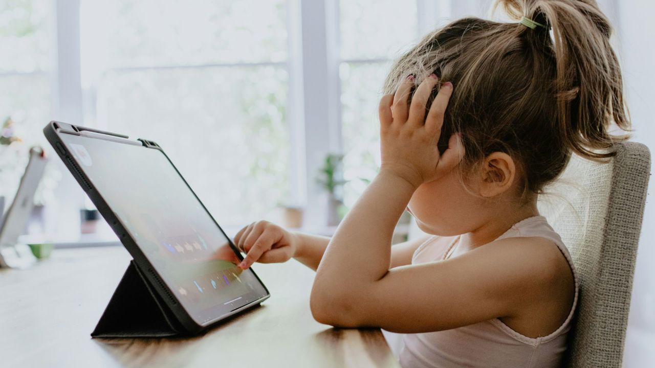 „Fiecare like oferă o doză de dopamină”: Pericolele ascunse ale rețelelor de socializare pentru copii