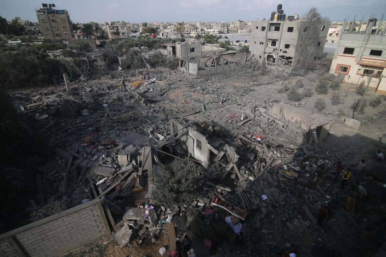 Israeli army bombards southern Gaza as Hamas is to discuss draft ceasefire