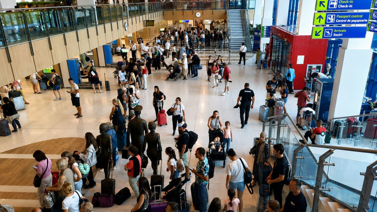 Aeroportul din Chișinău, luat cu asalt în sezonul concediilor: Peste 1.900 de pasageri pe oră