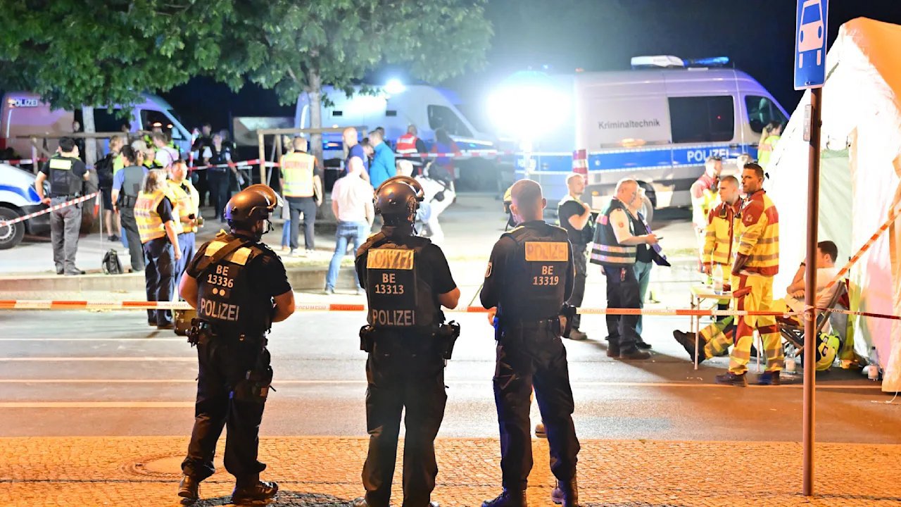 O mașină a intrat în mulțime la o paradă din Berlin: O persoană a decedat și 16 sunt rănite