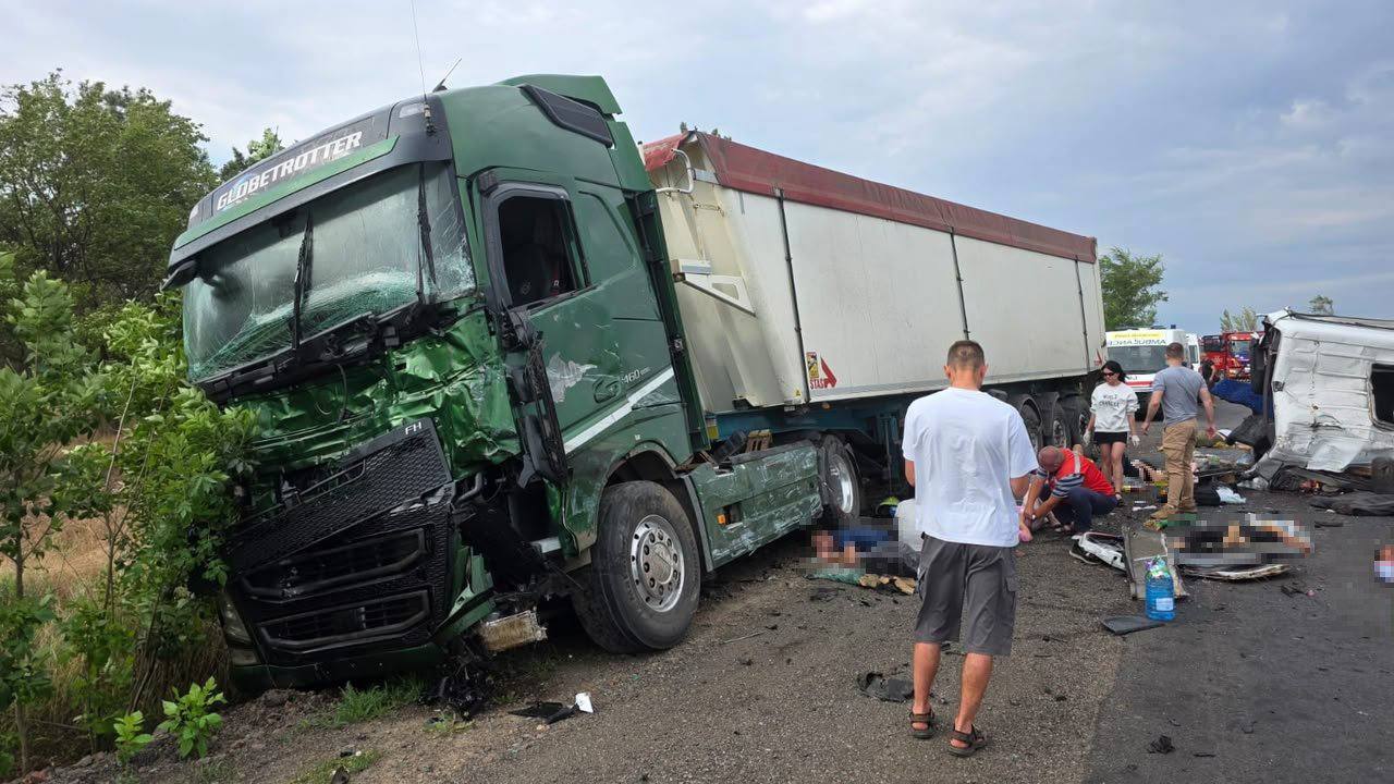 Accident grav pe drumul Odesa-Mîkolaiv cu implicarea unui microbuz de rută: 14 persoane au decedat, șase - rănite 