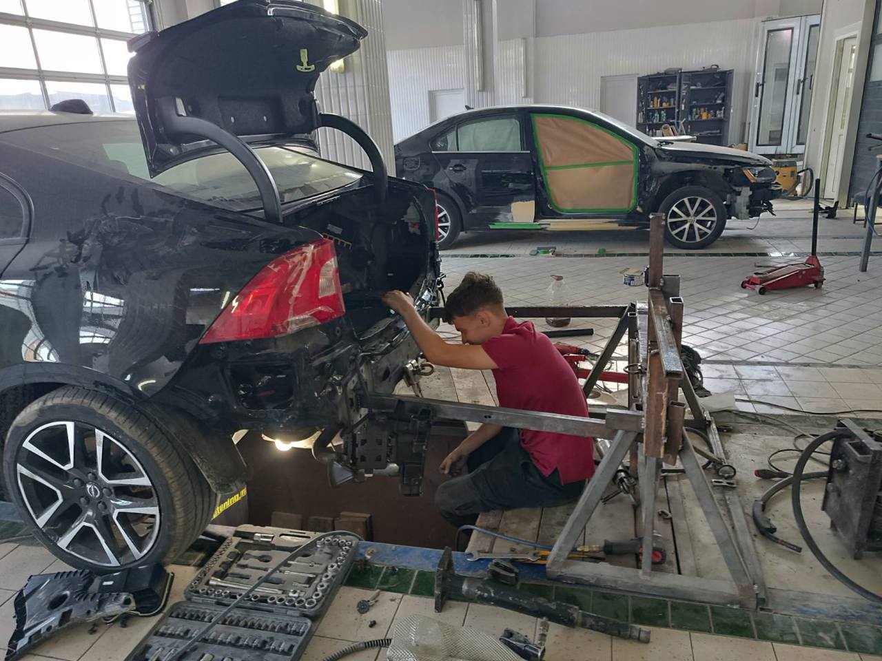 „Pot combina atât teorie, cât și practică”: De ce preferă tot mai mulți elevi din R. Moldova învățământul dual