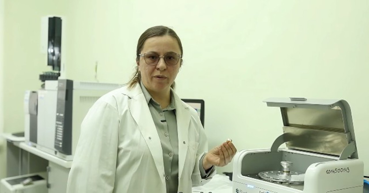 CNEJ, dotat cu un aparat de ultimă generație: Poate detecta într-un minut procentul de aur curat dintr-o bijuterie