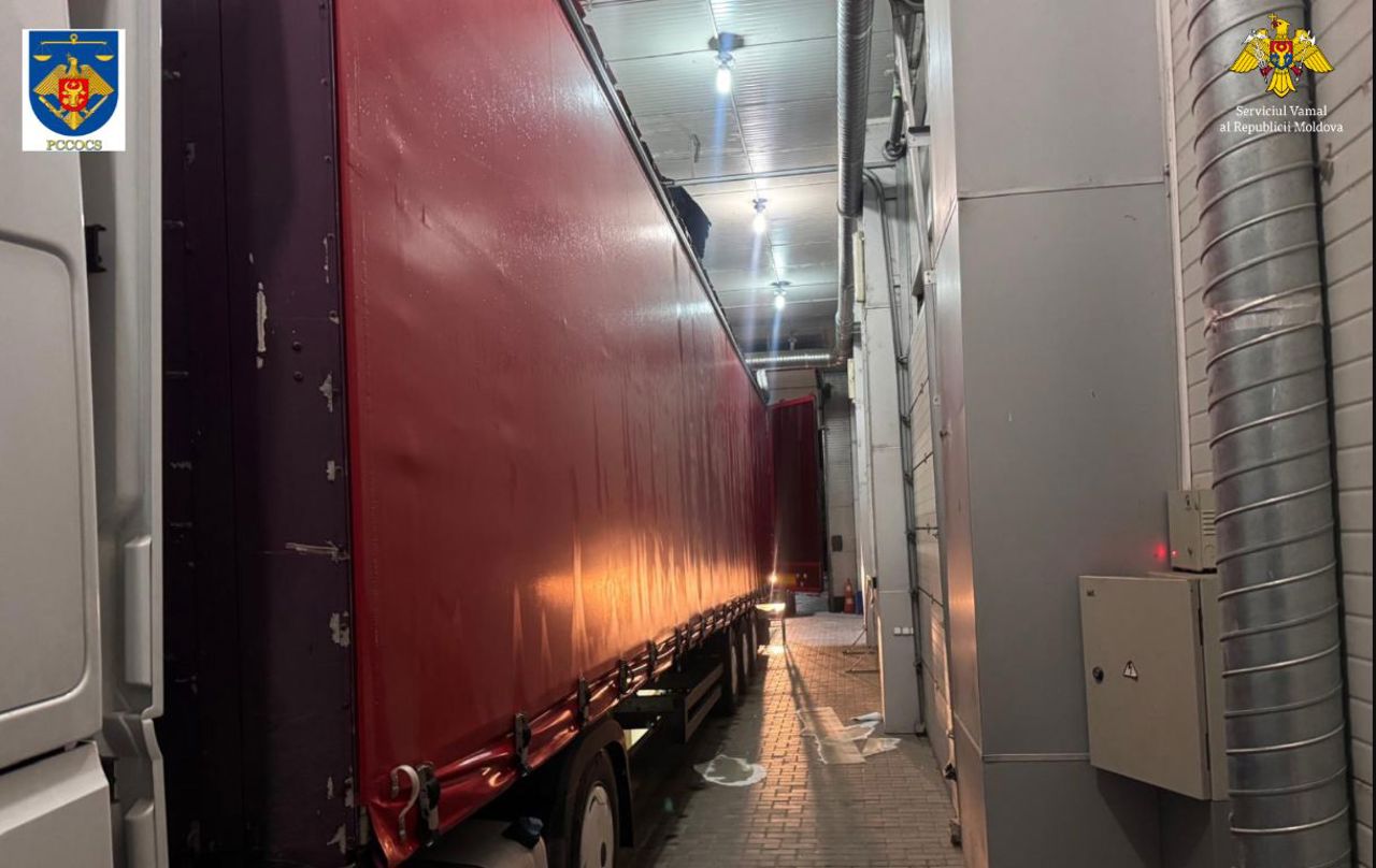 Schema cu țigări camuflate într-un Mercedes Actros ajunge în instanță. Șoferul și organizatorul, în arest