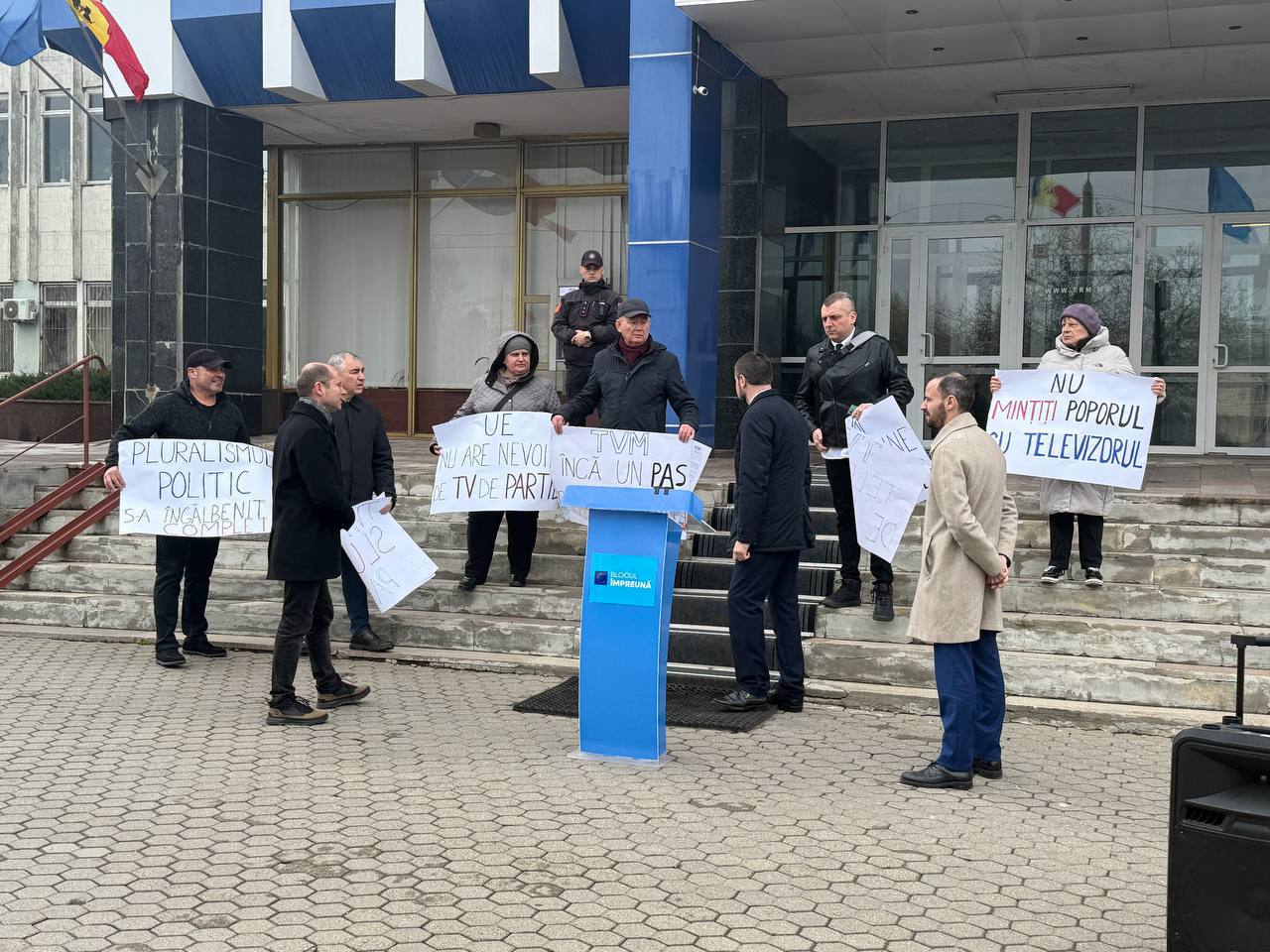 Blocul „Împreună” a protestat în fața TRM. Vlad Țurcanu: „Ne bazăm pe cifre, nu pe emoții”