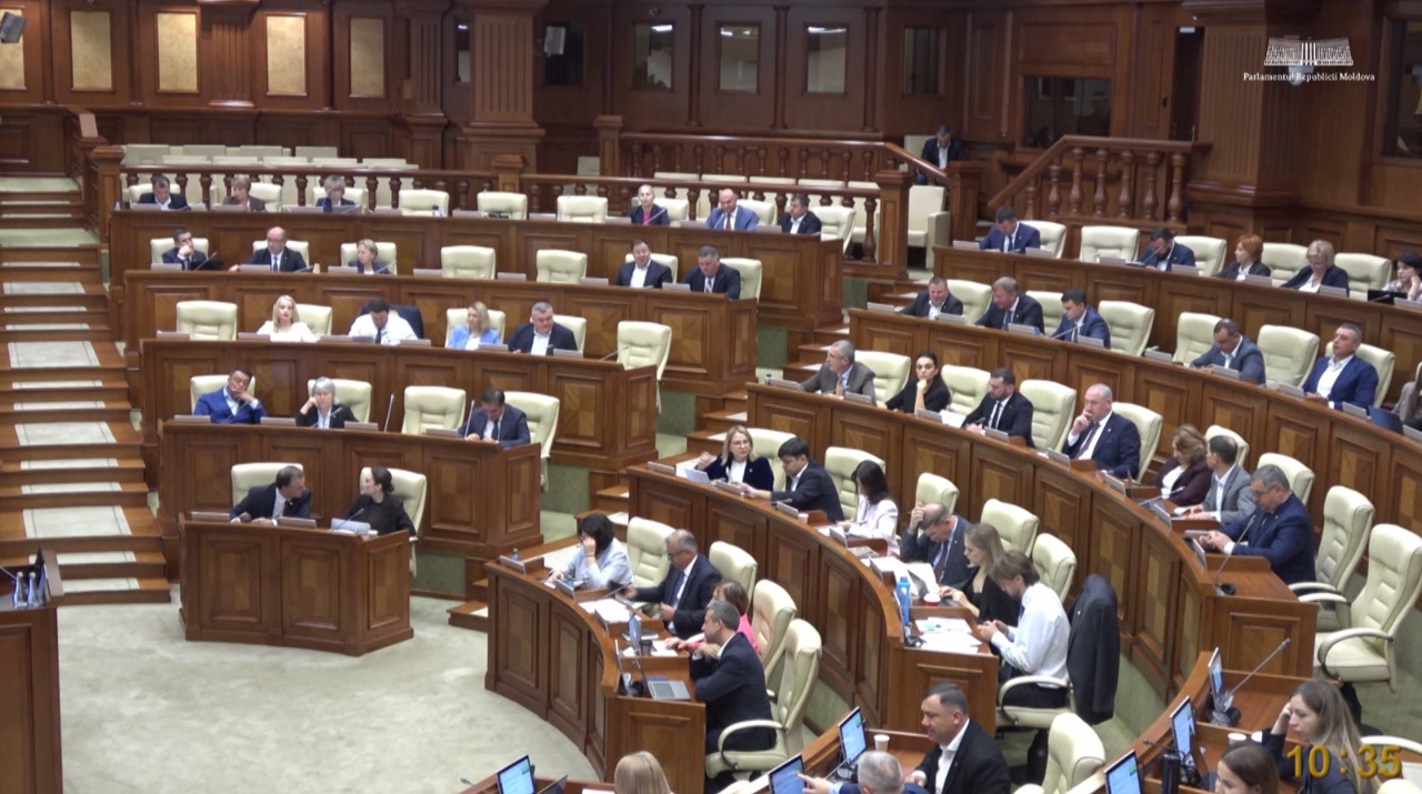 Opoziția cere audierea mai multor miniștri în Parlament. Inițiativele nu au acumulat voturile necesare