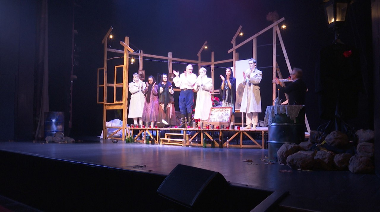 „Este despre viața reală”: „Caii la fereastră” - drama războiului, pe scena Teatrului „Cehov” din Chișinău  
