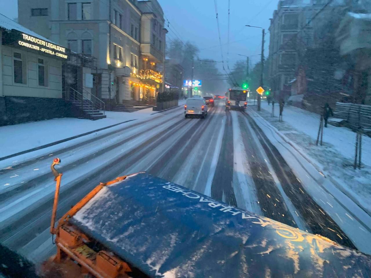 Polițiștii, în prima linie pe ninsoare: trafic deblocat și un copil salvat în Chișinău