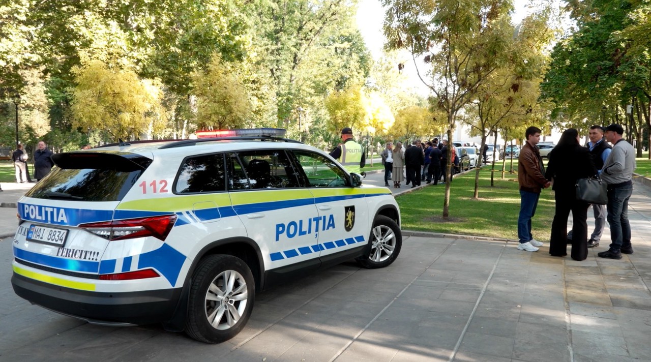 Scandal în centrul capitalei între muncitorii de la Termoelectrica și Spații Verzi. Vicepretorul sectorului Buiucani, escortat la poliție