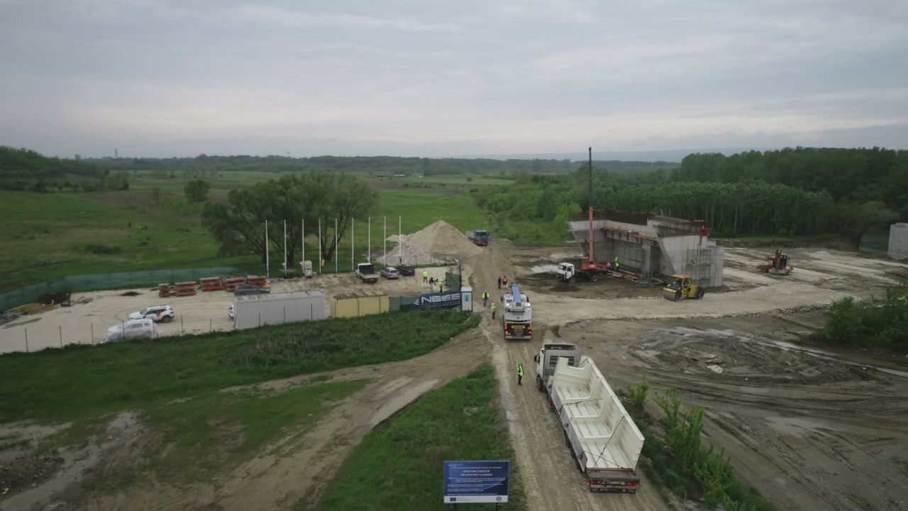 Primul lot de tablier pentru podul de la Ungheni a ajuns pe malul stâng: Alte zece curse, în următoarele zile