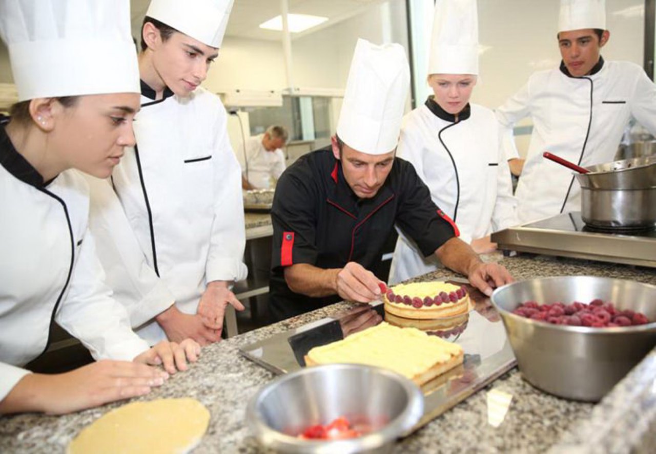 Tot mai mulți elevi aleg învățământul dual: O experiență care îmbină studiul teoretic și exercițiul practic