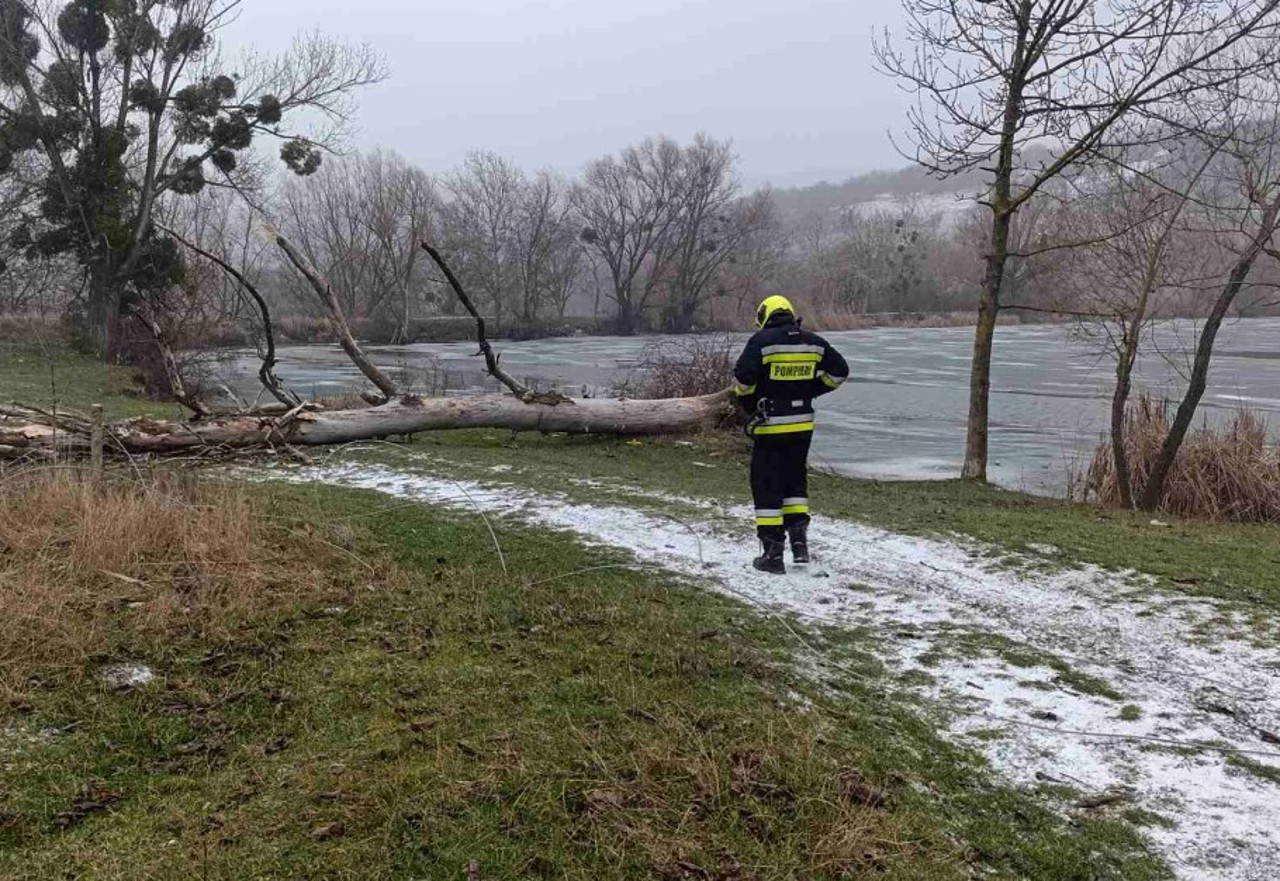 Yellow warning remains in effect as high winds cause infrastructure damage across Moldova