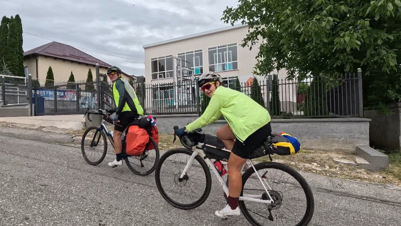 O tânără și tatăl ei au ajuns cu bicicletele din Franța în nordul R. Moldova. Au fost întâmpinați cu aplauze 