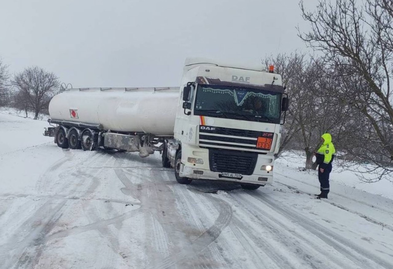 În nordul țării se intensifică ninsorile. Poliția interzice circulația mașinilor de mare tonaj și a celor echipate cu anvelope de vară