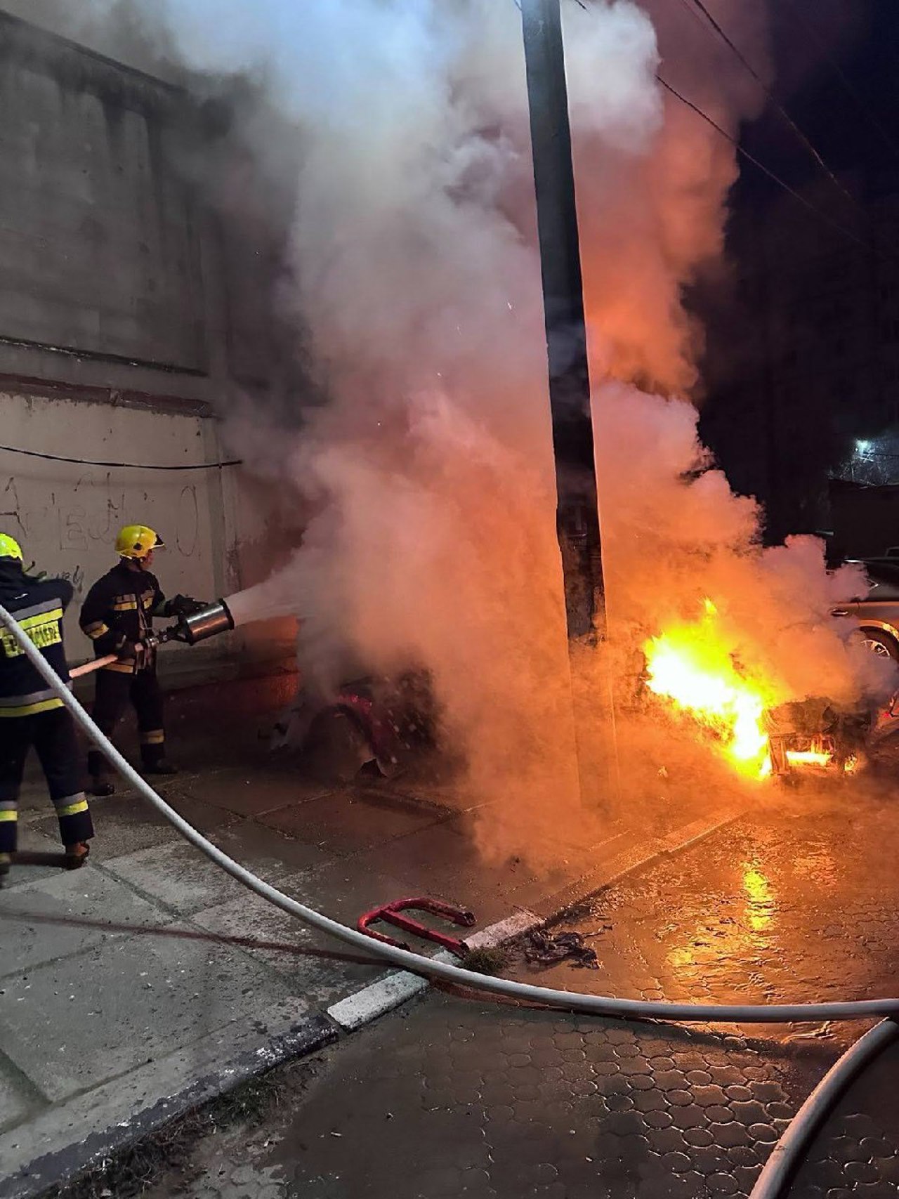 Flăcări violente într-o curte de bloc din Cahul: Două mașini, distruse de foc 