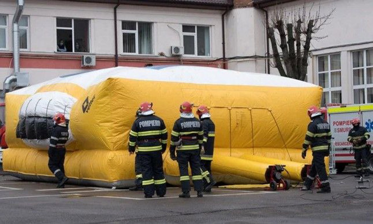 A vrut să-și pună capăt zilelor sărind de la etajul opt, dar a ajuns cu o fractură de mandibulă la spital: Angajații IGSU au prevenit o tragedie