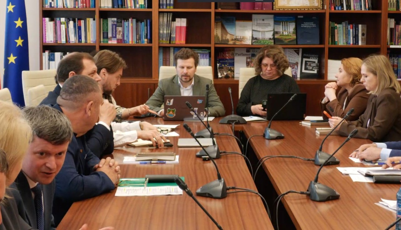 Autoritățile și mediul academic caută soluții pentru frauda în educație: „Cu amenzi de 1.000 de lei nu ai cum să oprești vânzarea tezelor” 