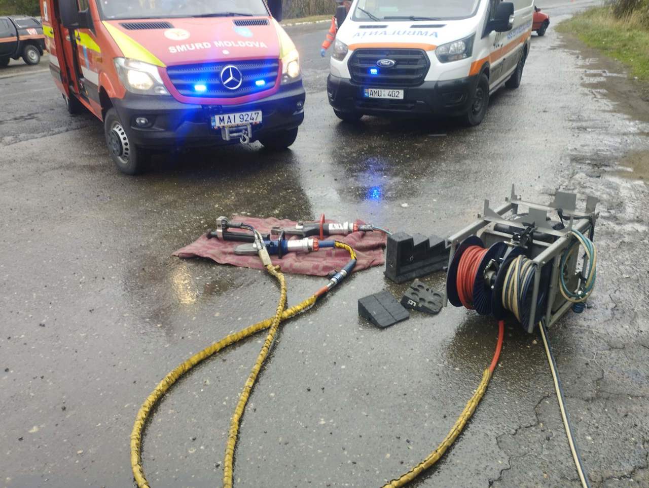 Ciocnire frontală între un camion și un automobil la Cantemir: trei persoane au ajuns la spital