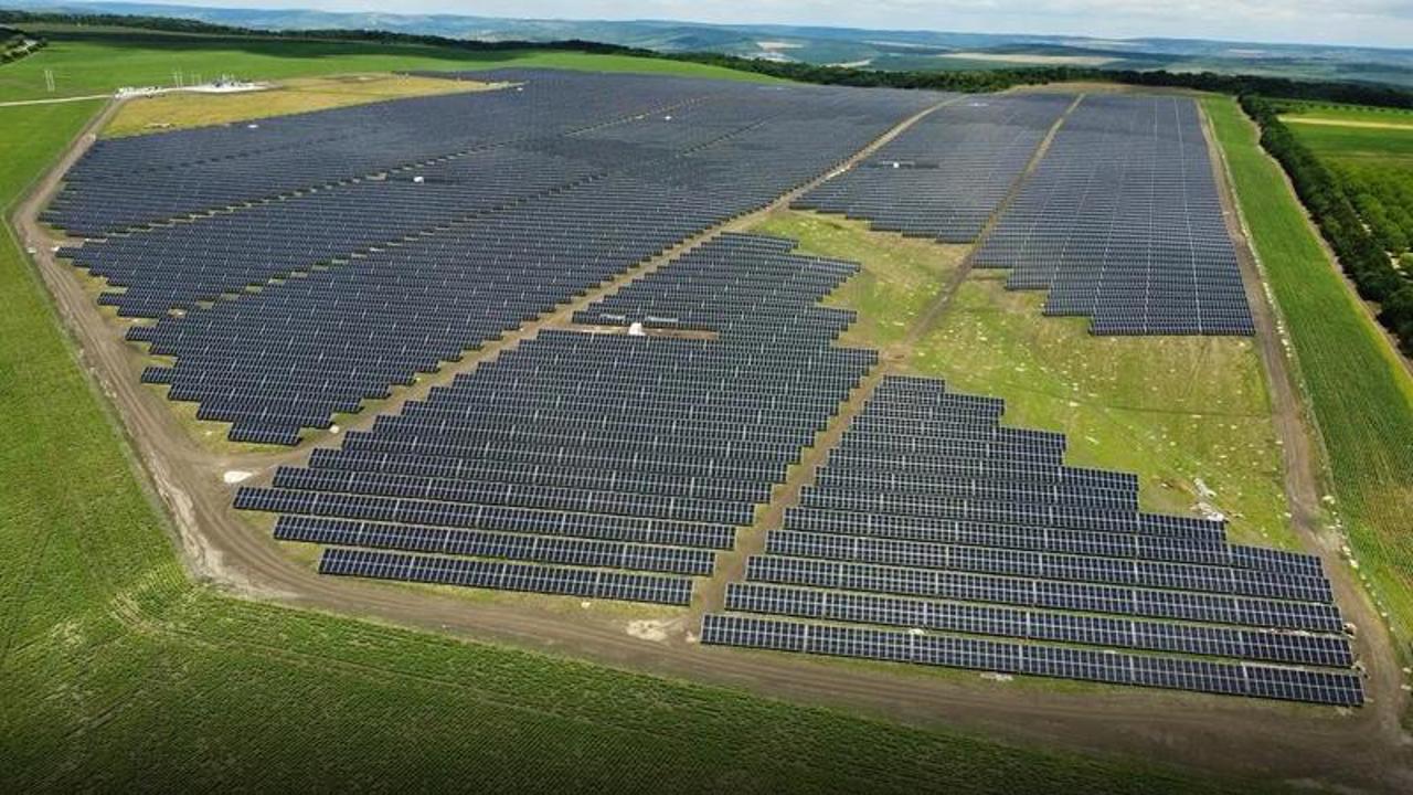Centralele solare și eoliene vor putea fi construite mai ușor. Parlamentul a votat noi reguli