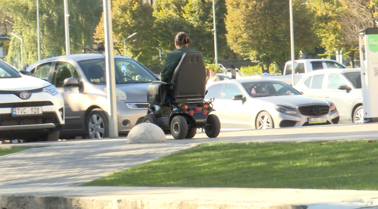 Trotuare înalte, gropi și lipsa rampelor: Persoanele cu dizabilități au testat accesibilitatea în sectorul Ciocana