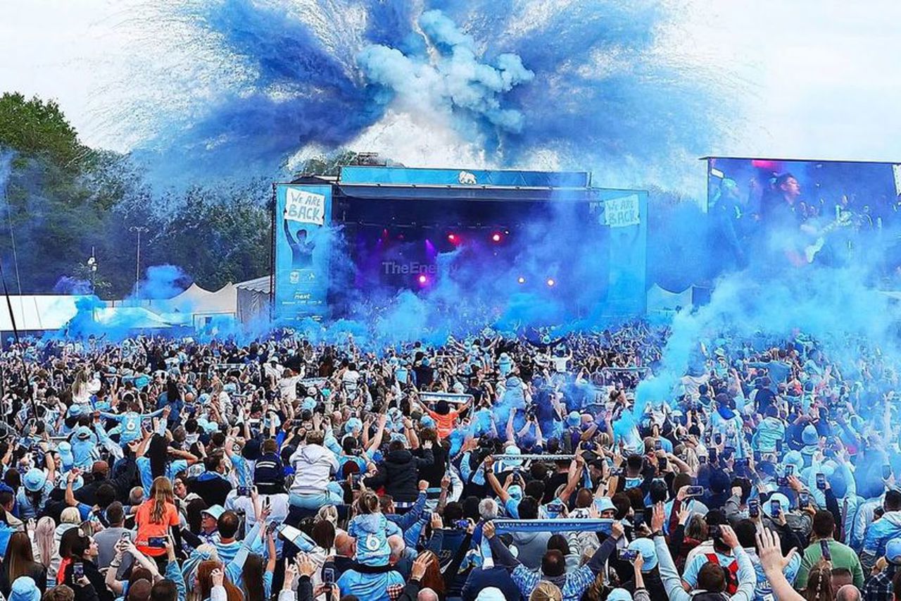Nebunie la Coventry: 50.000 de suporteri au sărbătorit revenirea echipei locale în Premier League